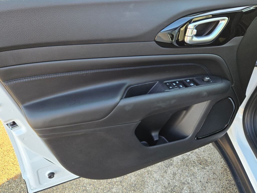 New 2026 Bright White Clear-Coat Exterior Paint Jeep Latitude image 19