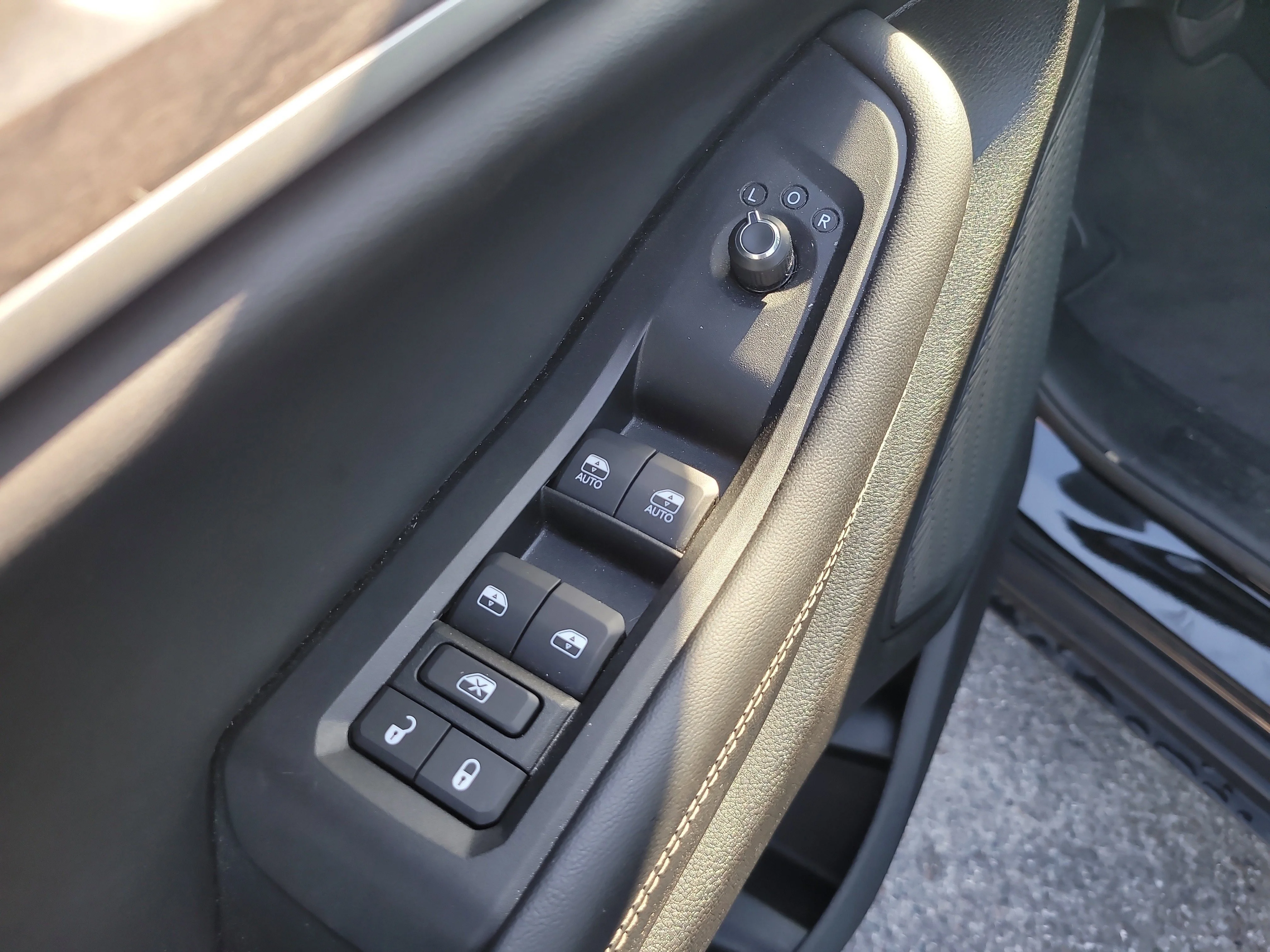 Used 2023 Diamond Black Crystal Pearlcoat Jeep Limited image 17