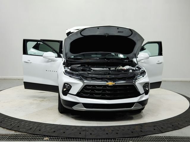 Used 2025 White Chevrolet LT image 11