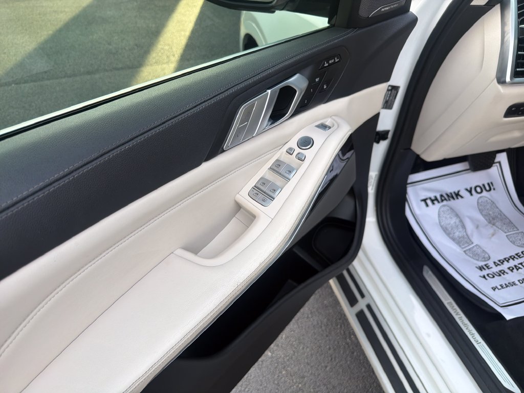 Used 2020 White BMW xDrive40i image 10