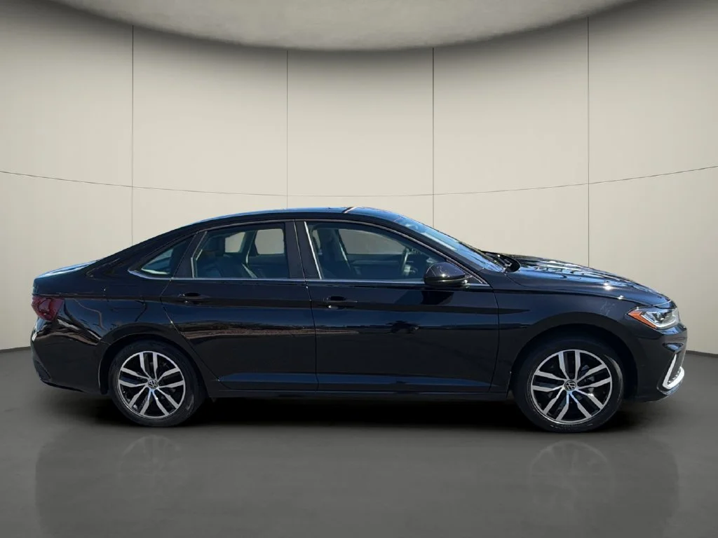 Used 2025 Black Volkswagen 1.5T SE image 8