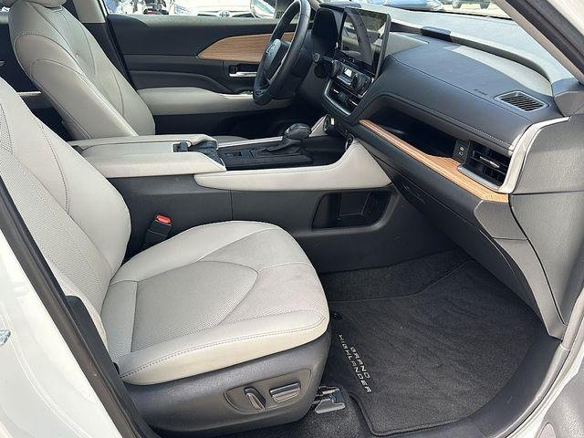 Certified Used 2024 WIND CHILL PEARL Toyota  image 11