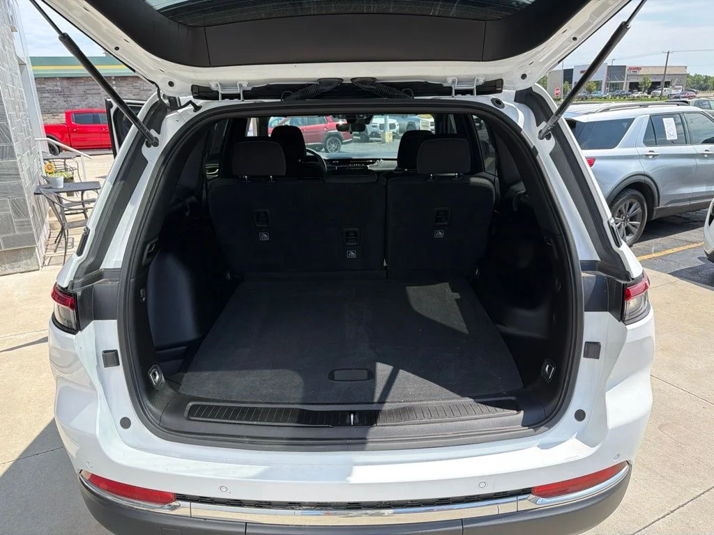 Used 2025 White Jeep Laredo image 17