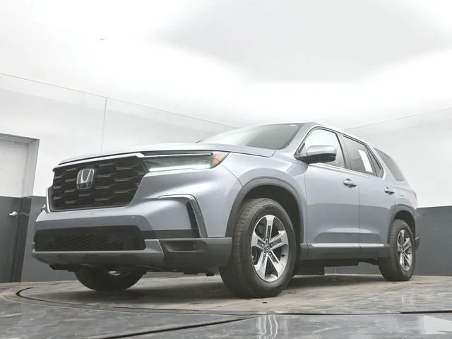 Certified Used 2023 Lunar Silver Metallic Honda 2WD EX-L 7P image 101