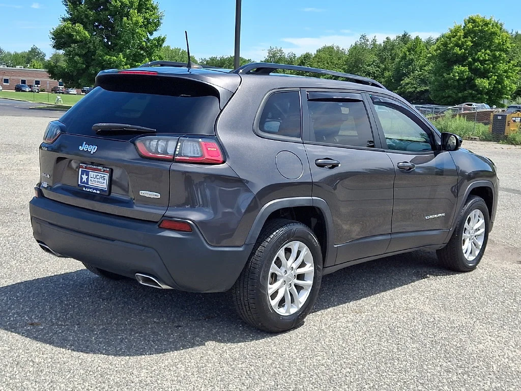 Used 2022 Granite Crystal Metallic Clearcoat Jeep Latitude Lux image 12
