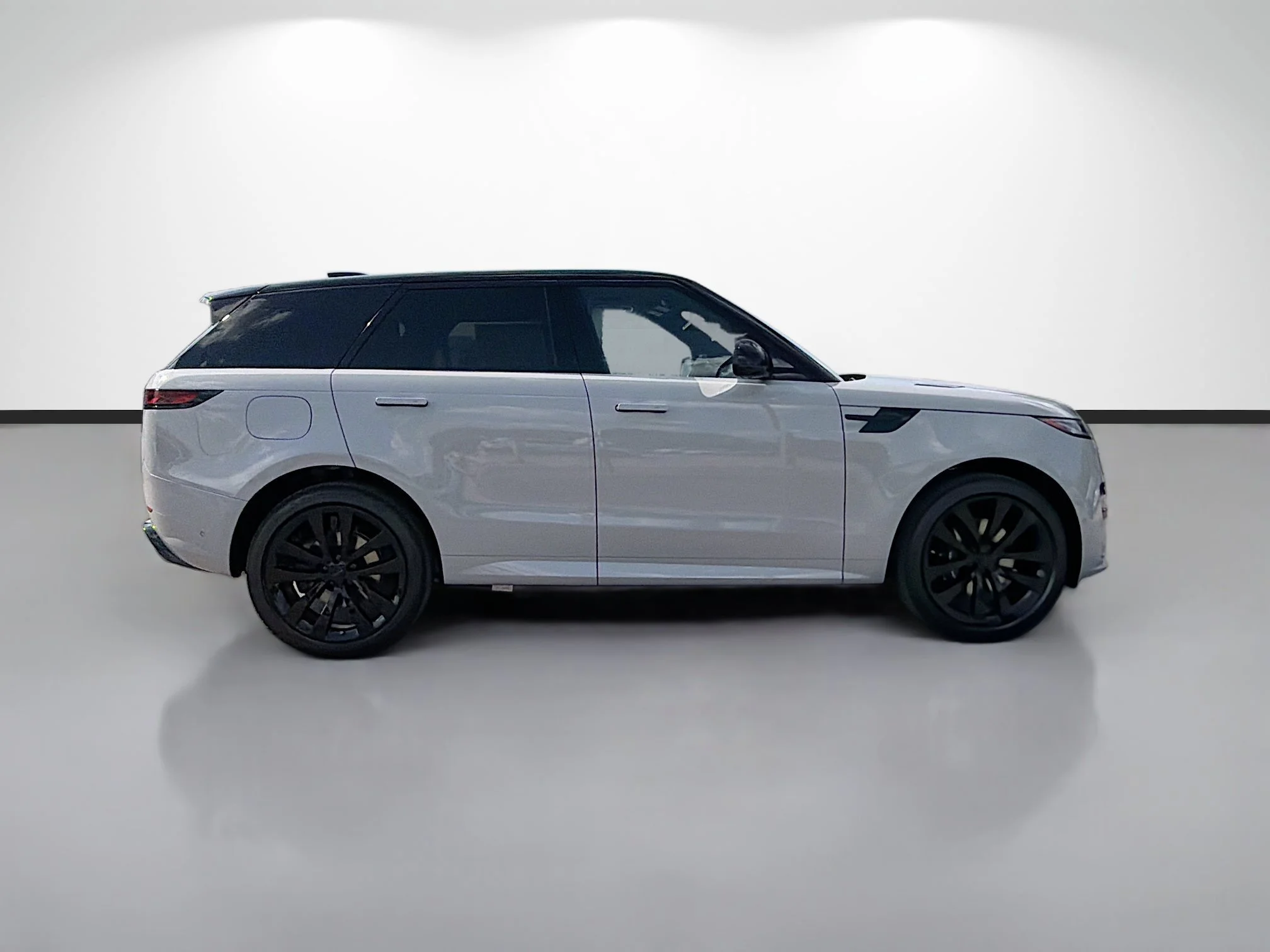 New 2026 Borasco Grey Metallic Land Rover Dynamic SE image 6