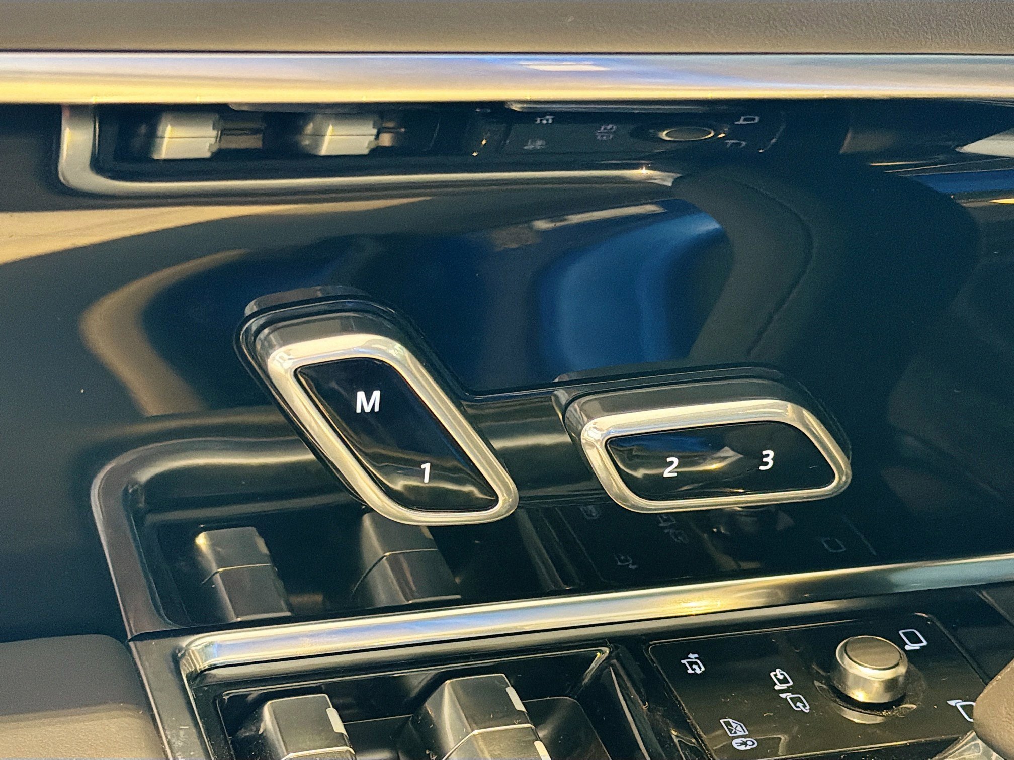 New 2026 Velocity Blue Satin Land Rover Autobiography image 22