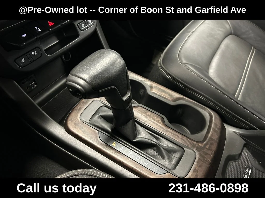 Used 2021 White GMC Denali image 27