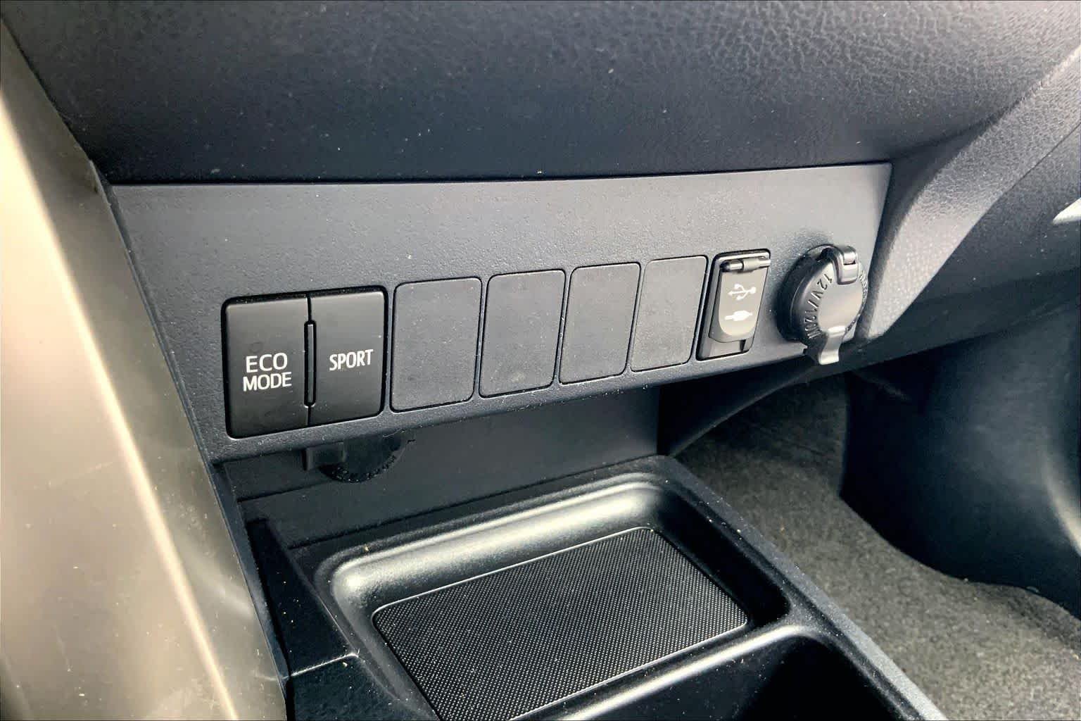 Used 2013 Classic Silver Metallic Toyota LE image 34