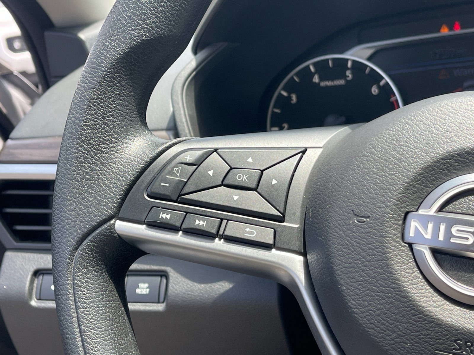 Used 2024 Silver Nissan 2.5 SV image 25