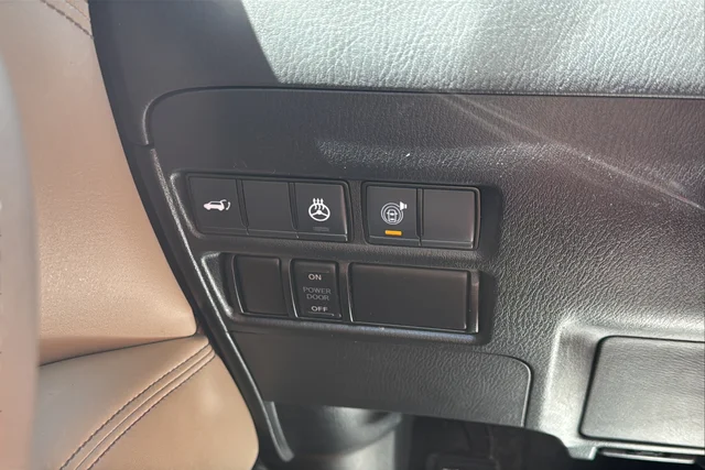 Used 2022 Super Black Nissan Platinum image 31