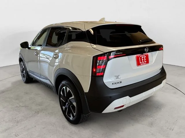 Used 2025 White Nissan SV image 3