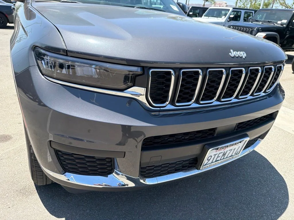 Used 2025 Gray Jeep Laredo X image 9