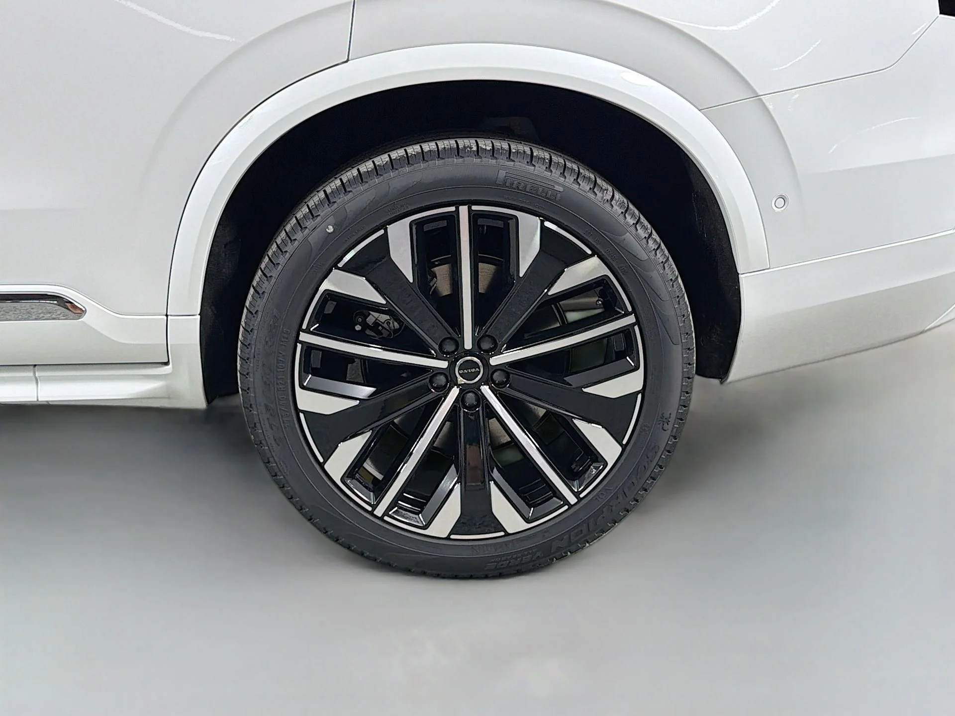 New 2026 Crystal White Volvo Plus image 31