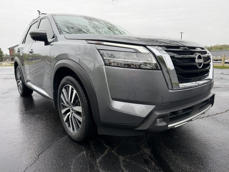 2022 Nissan Pathfinder Platinum 4WD's photo