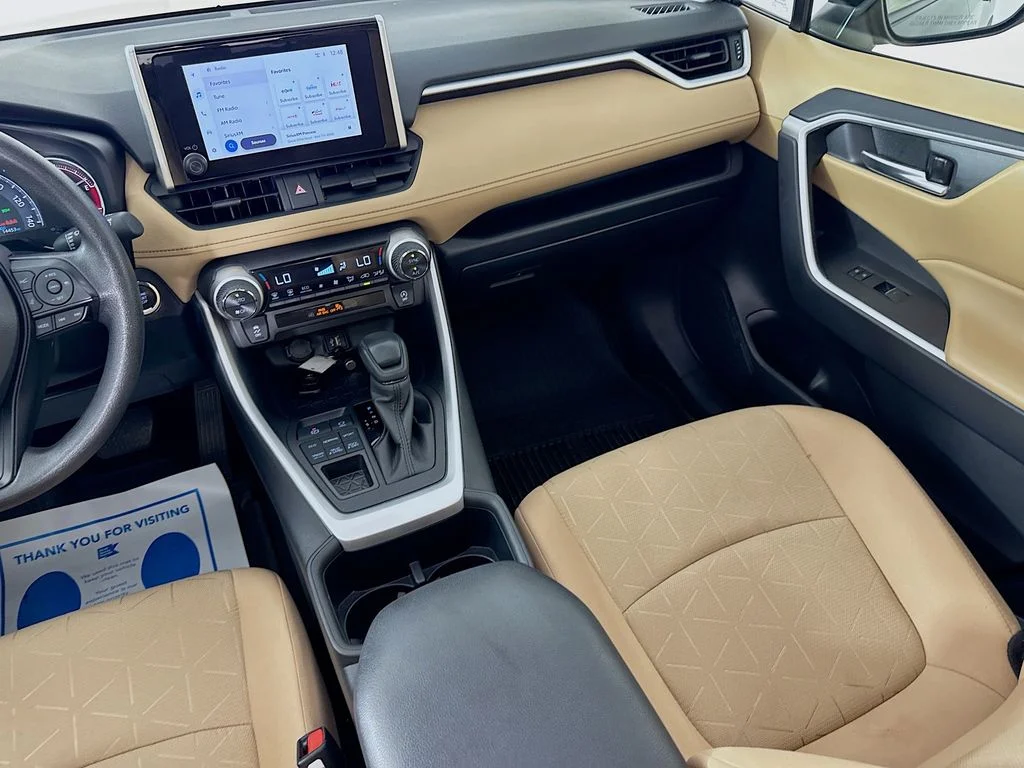 Used 2025  Toyota XLE image 27