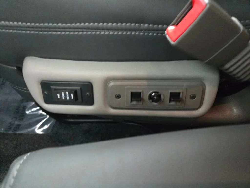 2023 GMC Savana Cargo Work Van - Photo 24