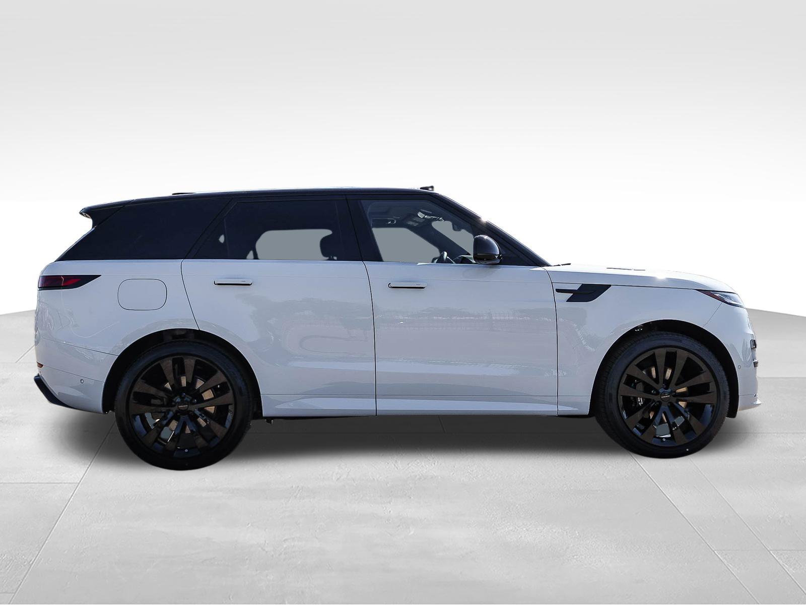 New 2026 Fuji White Land Rover Dynamic SE image 4