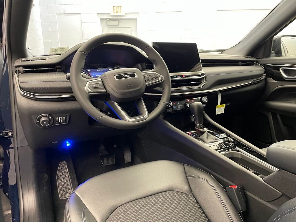 New 2026 Fathom Blue Pearl-Coat Exterior Paint Jeep Latitude image 9