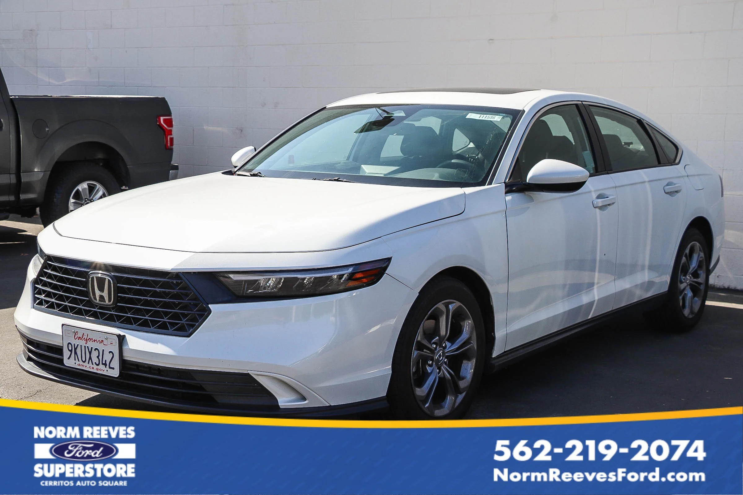Used 2024 Platinum White Pearl Honda EX image 1