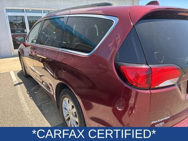 Used 2017 Red Chrysler Touring L image 3