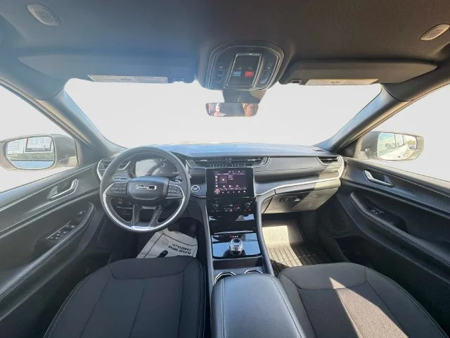Used 2025 Silver Jeep Laredo image 17
