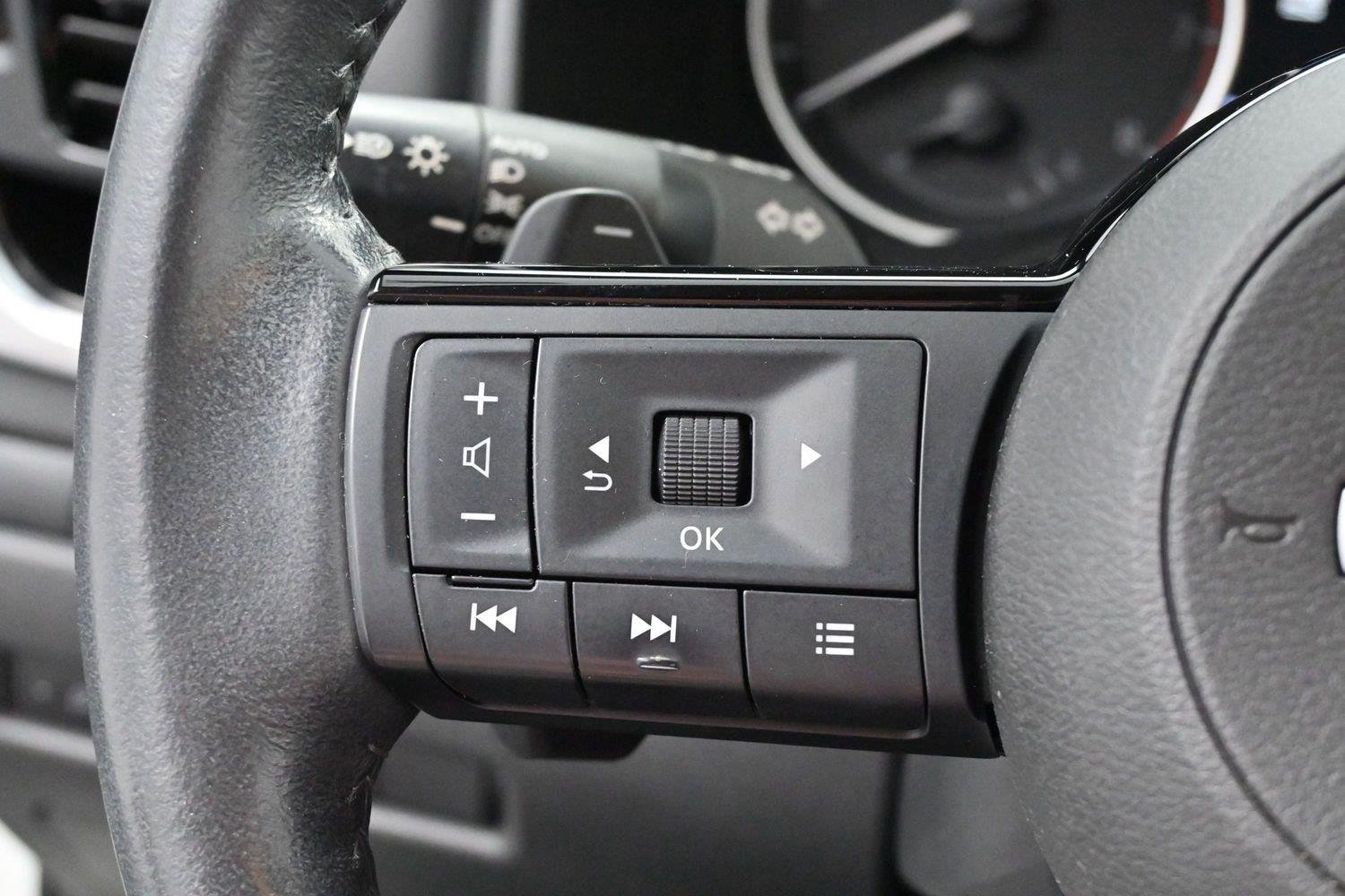 Used 2023 Pearl White Tricoat/Super Black Nissan SL image 19