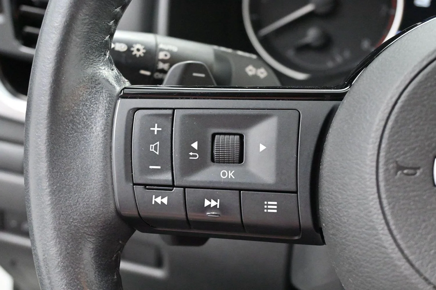 Used 2023 Pearl White Tricoat/Super Black Nissan SL image 19