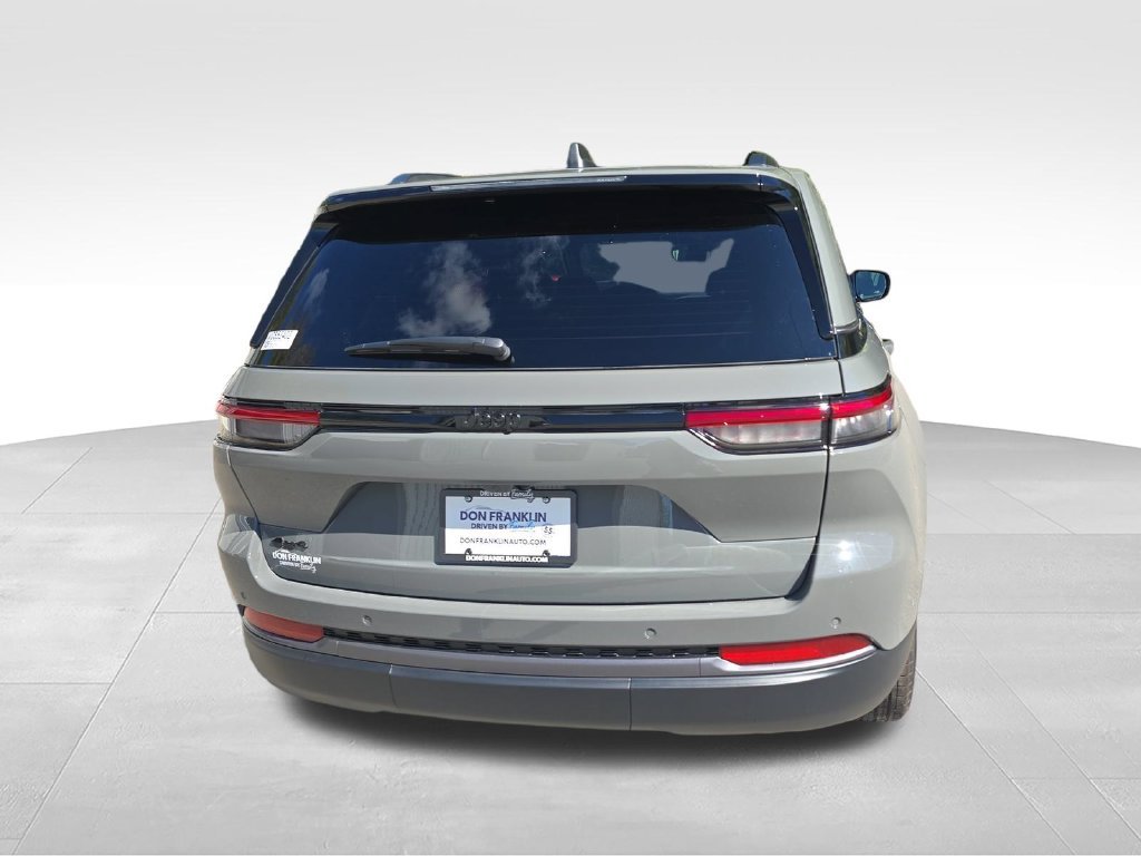 New 2027 Gray Jeep Laredo Altitude image 4