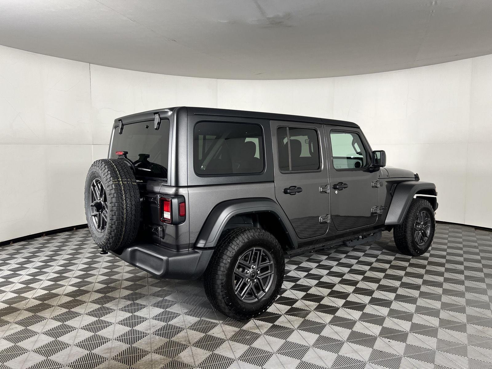 Used 2026 Granite Crystal Metallic Clearcoat Jeep Sport S image 9