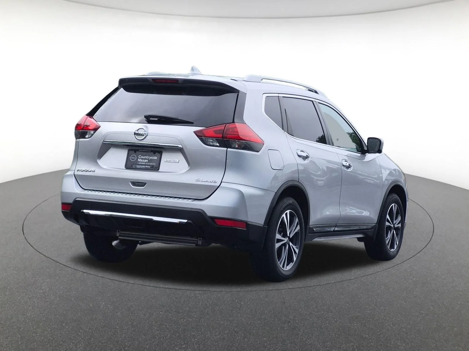 Used 2017 Brilliant Silver Nissan SL image 6