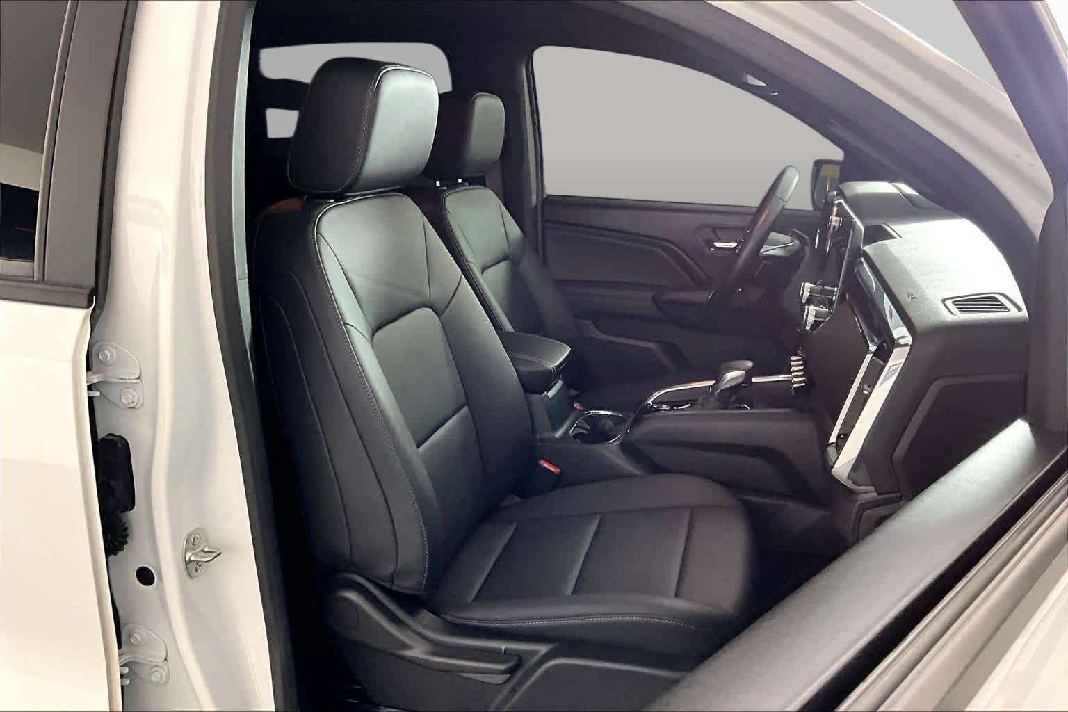Used 2024 Summit White GMC Elevation image 9