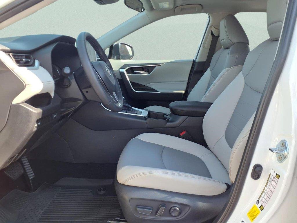 Used 2024 Wind Chill Pearl Toyota XLE Premium image 9