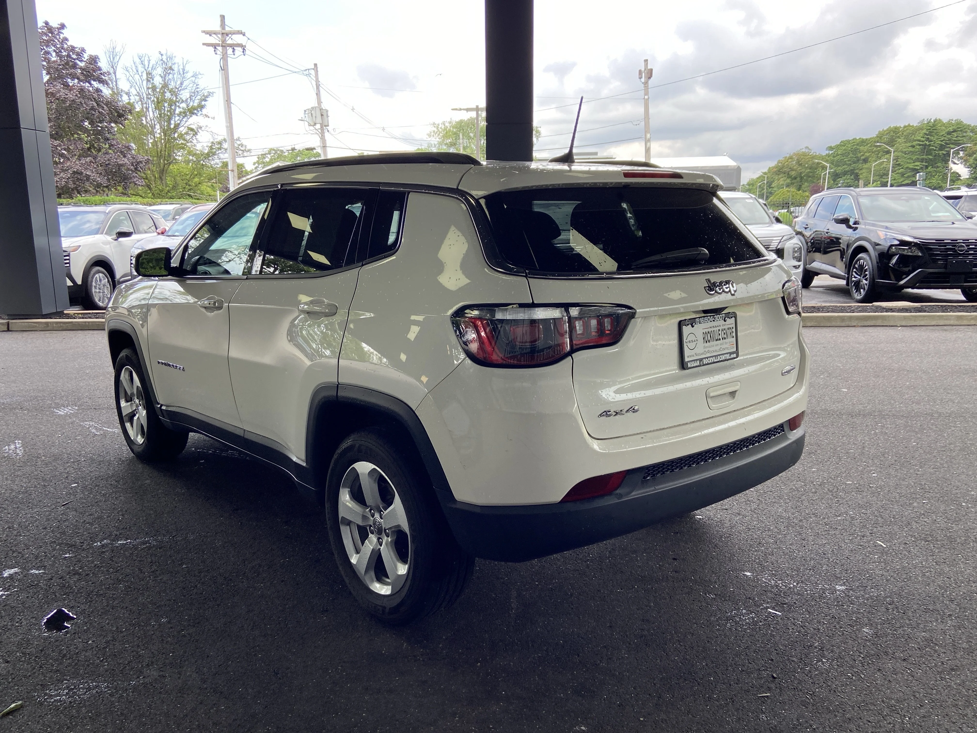 Used 2020 White Clearcoat Jeep Latitude image 7