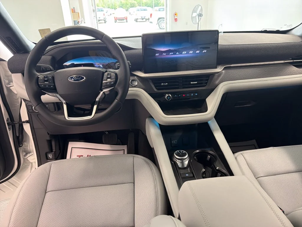 New 2027 White Ford Platinum image 16