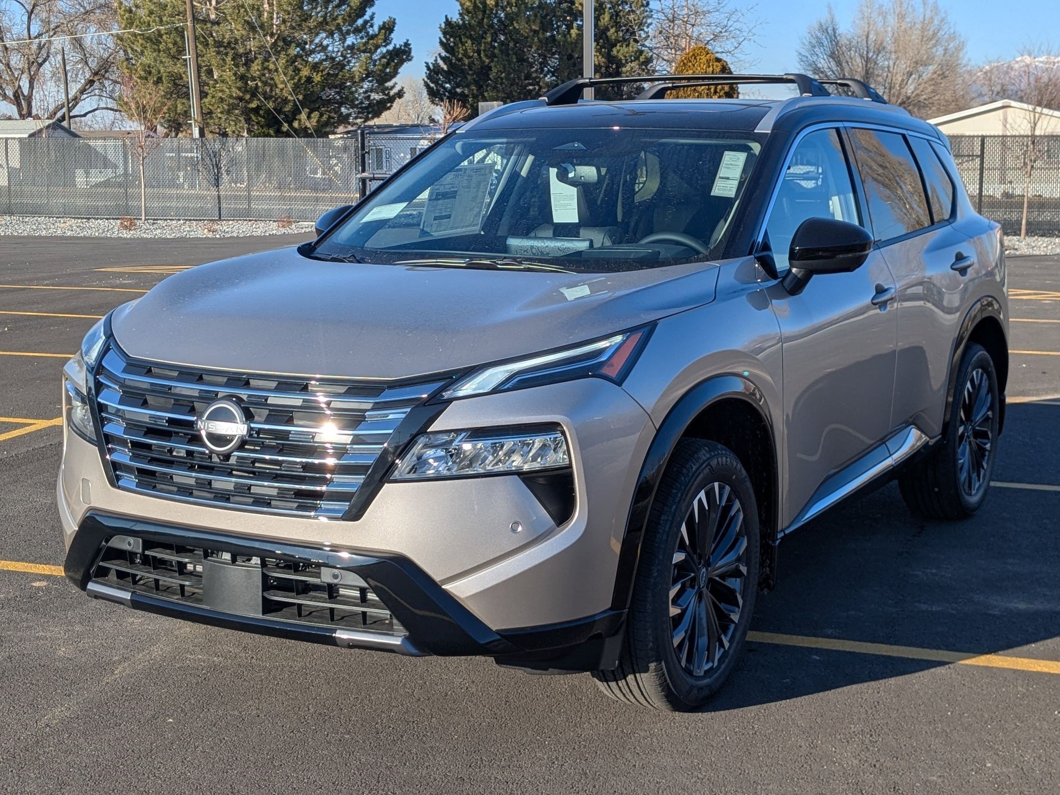 New 2026 Champagne Silver Metallic/Super Black Nissan Platinum image 8