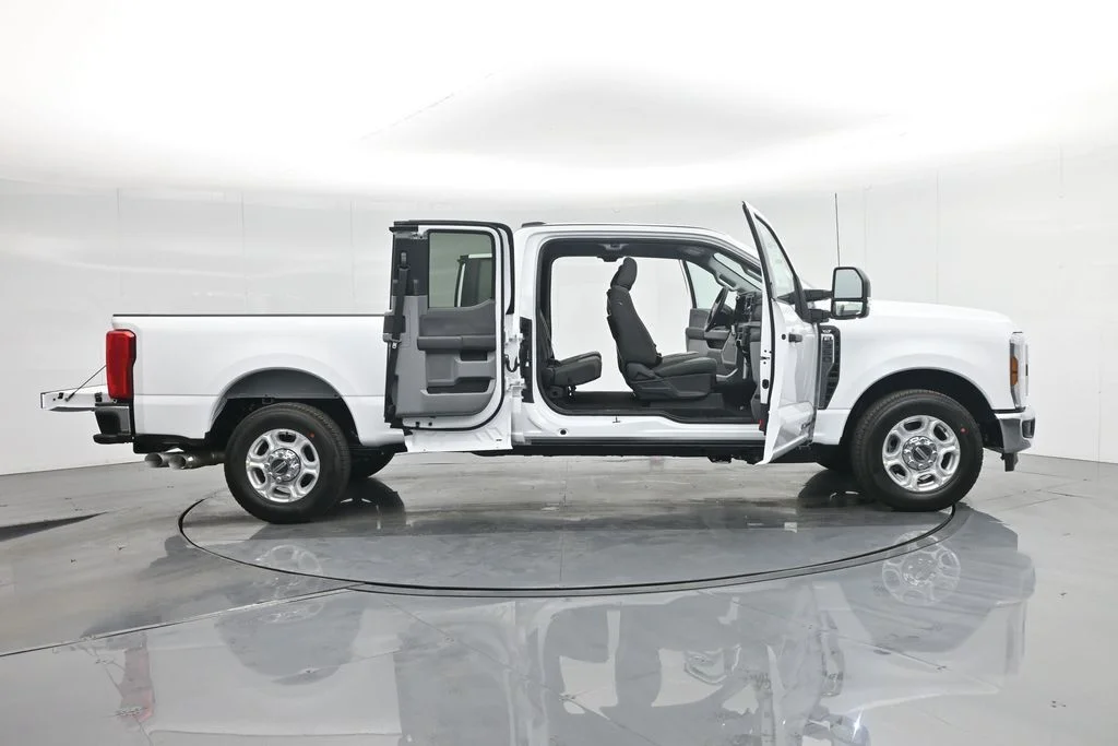 New 2026 Oxford White Ford XLT image 4