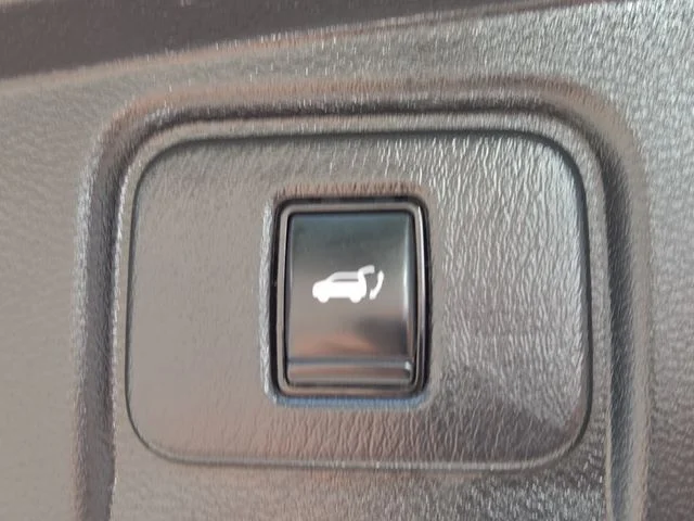 Used 2023 Red Nissan SL image 18