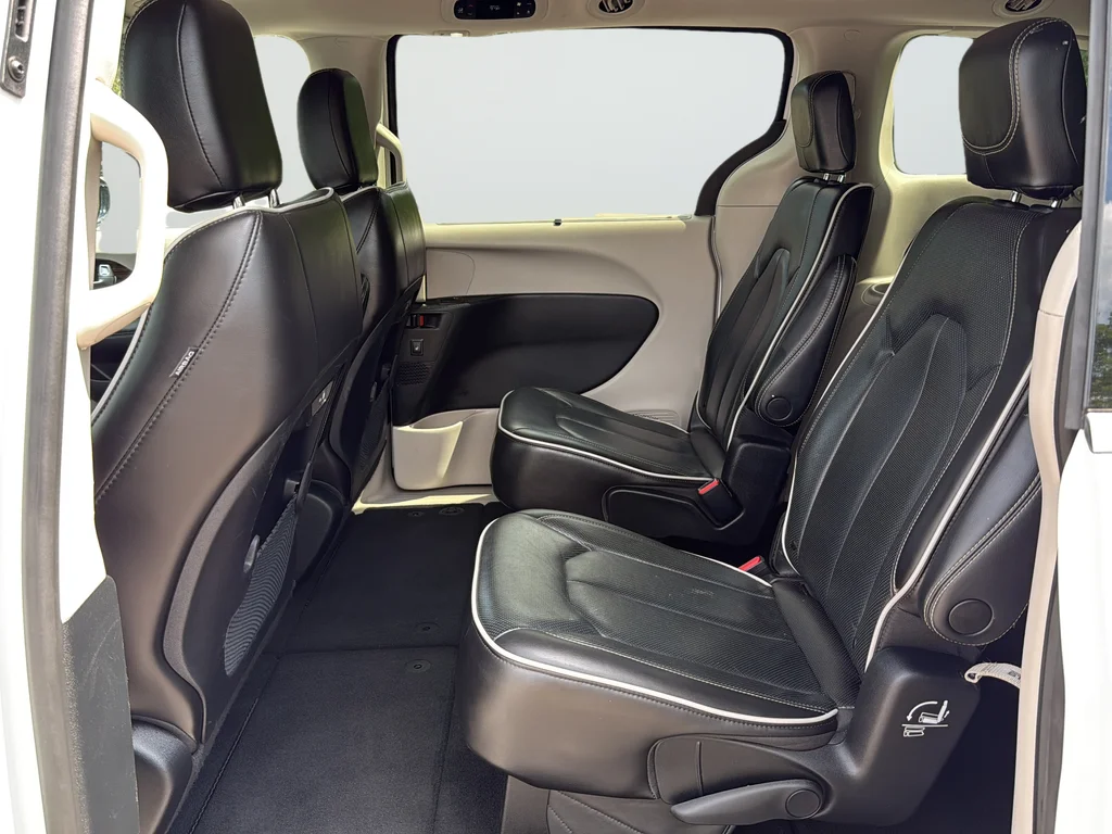 Used 2023 White Chrysler Limited image 23