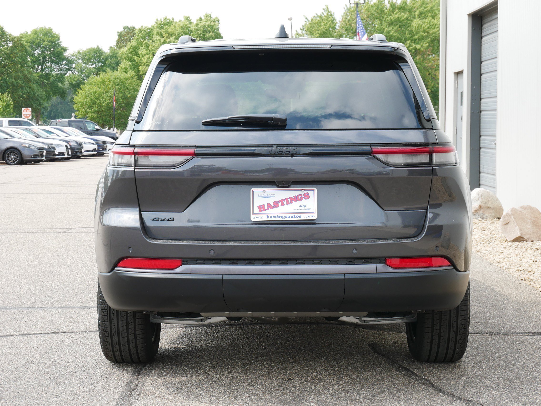 New 2026 Baltic Gray Metallic Clear-Coat Exterior Paint Jeep Limited image 4