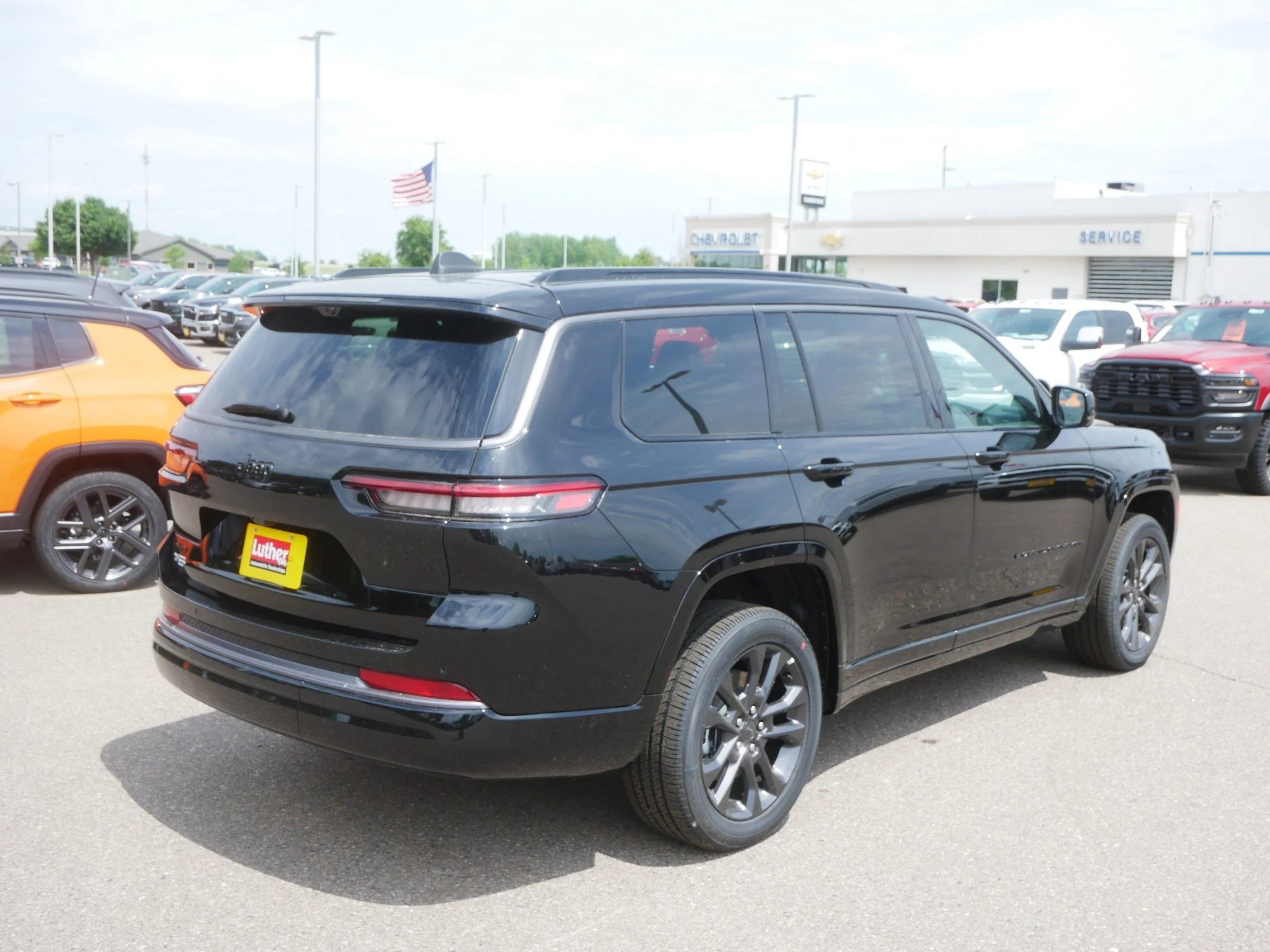 New 2026 Diamond Black Crystal Pearl-Coat Exterior Paint Jeep Limited Reserve image 3