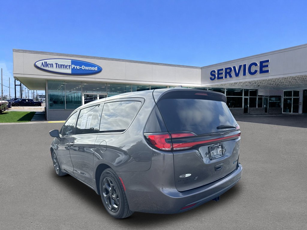 Used 2022 Granite Crystal Metallic Clearcoat Chrysler Touring L image 6