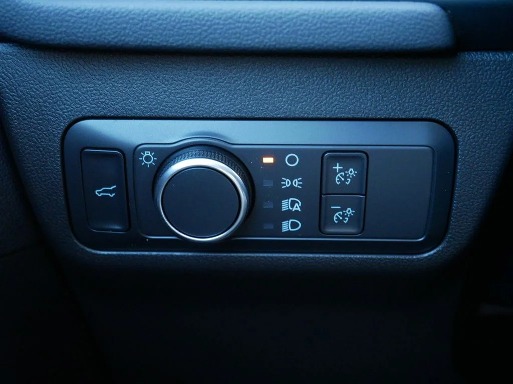 Used 2022 Red Ford SE image 17