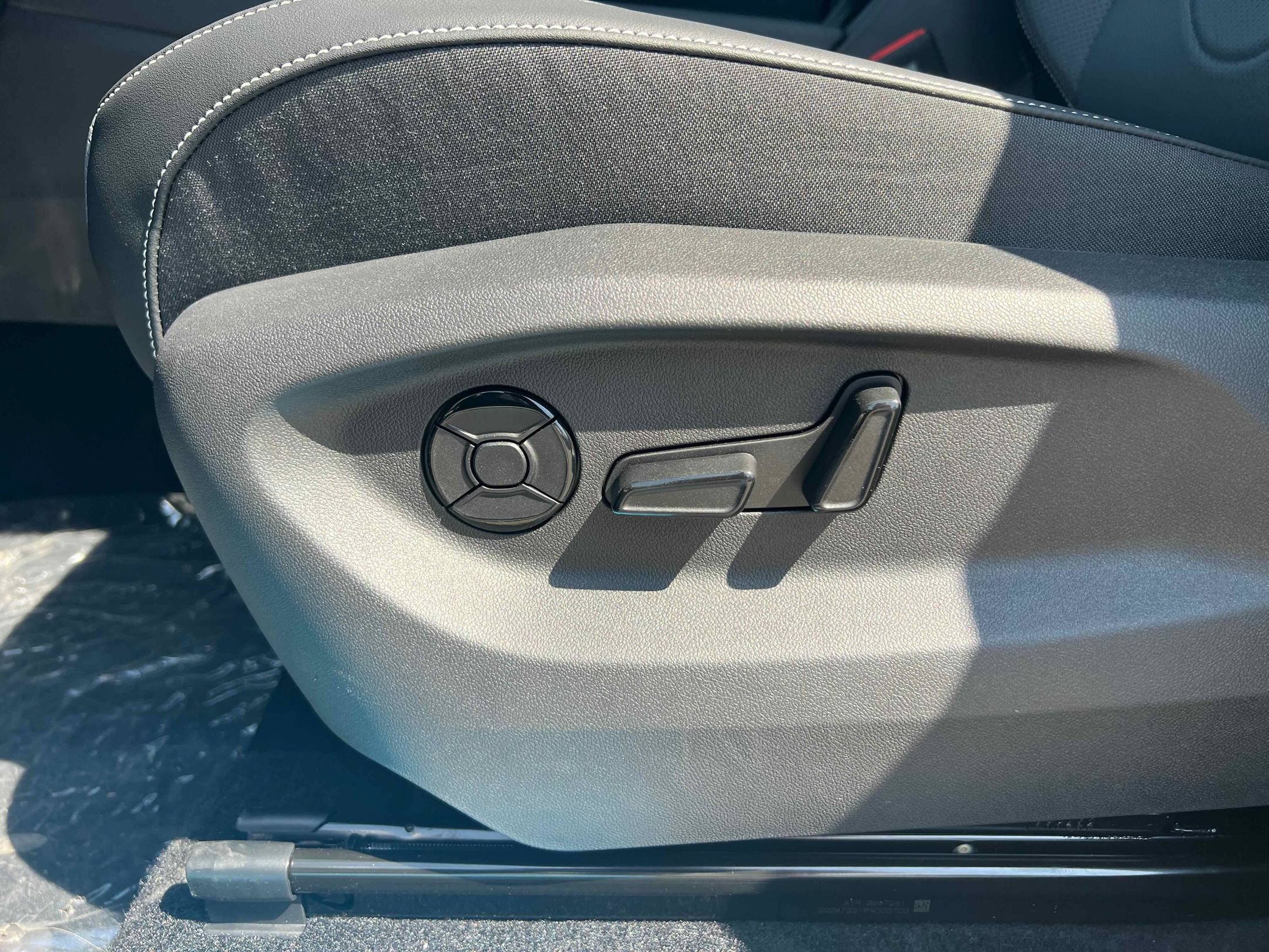 2025 Volkswagen Tiguan SE - Photo 19