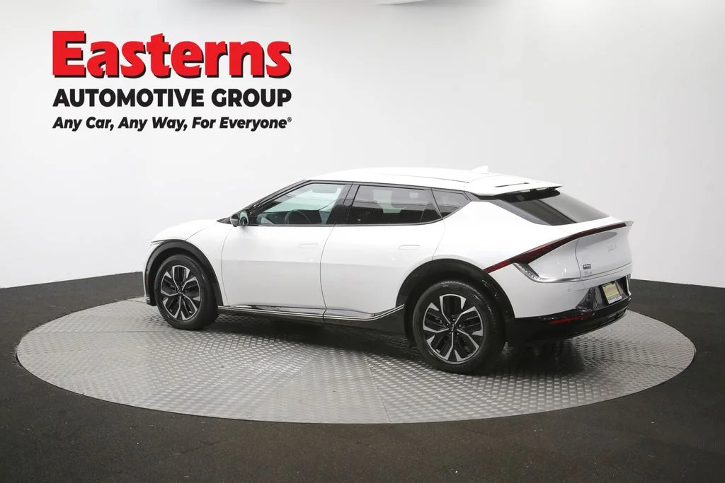 Used 2024 White Kia Wind image 65