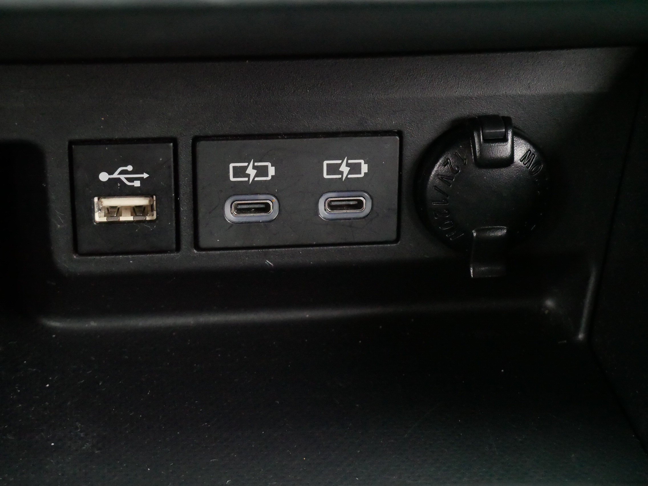 2024 Toyota Highlander LE - Photo 29