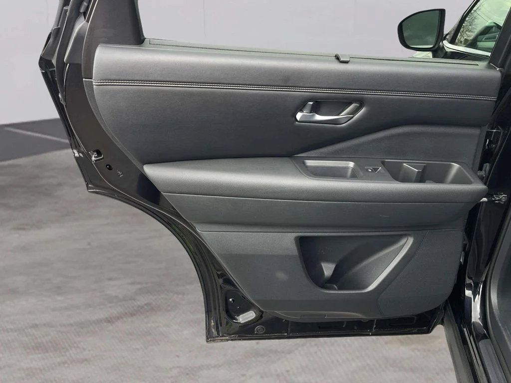 Used 2022 Super Black Nissan Platinum image 26