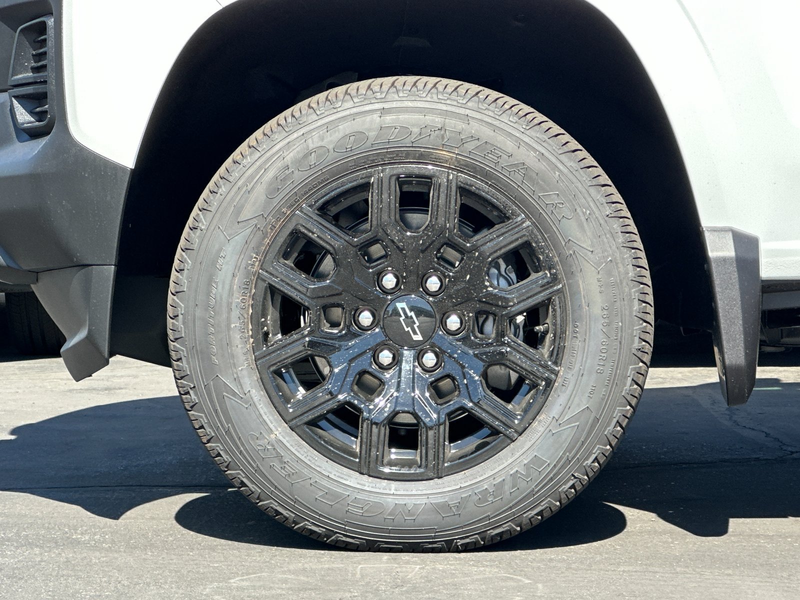 New 2026 Summit White Chevrolet WT image 25
