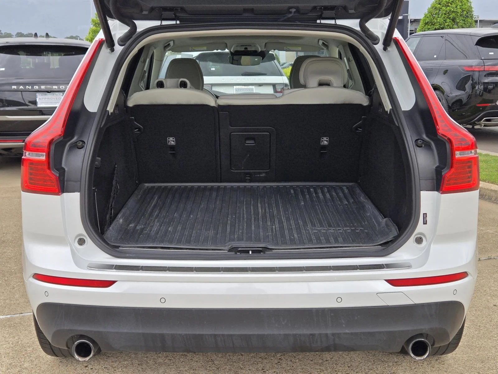 Used 2020 Crystal White Volvo Momentum image 13