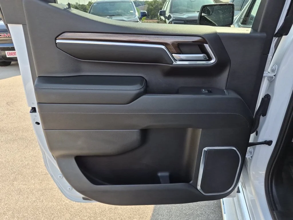 Used 2023 SUMMIT WHITE Chevrolet LT image 30